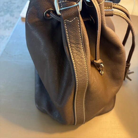 Dooney & Bourke Drawstring Bucket Bag Pebbled Leather Brown Grommets Tassels - Picture 4 of 13